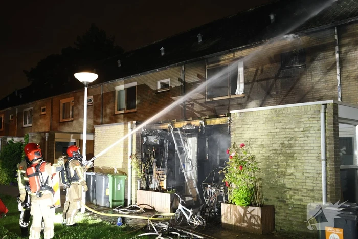 Elektrisch voertuig zorgt voor felle brand en forse schade