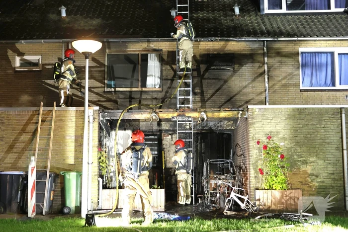 Elektrisch voertuig zorgt voor felle brand en forse schade