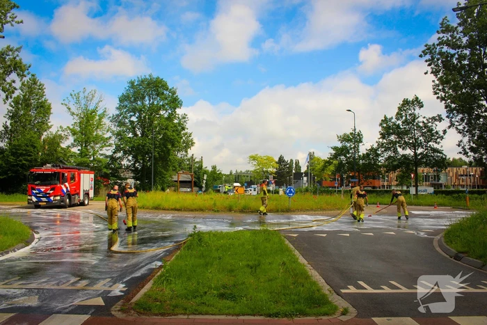 Brandweer reinigt oliespoor op wegdek