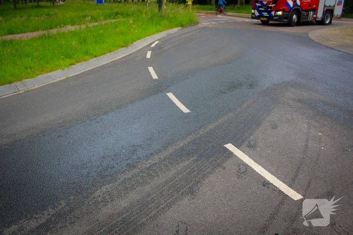 Brandweer reinigt oliespoor op wegdek