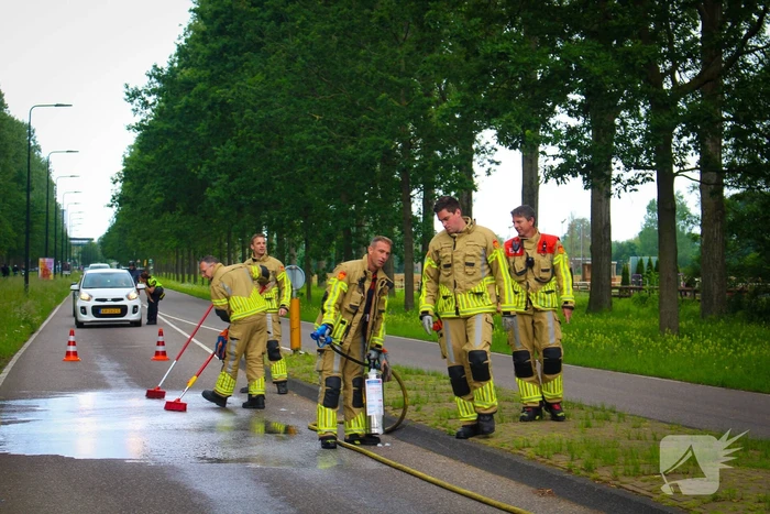 Brandweer reinigt oliespoor op wegdek
