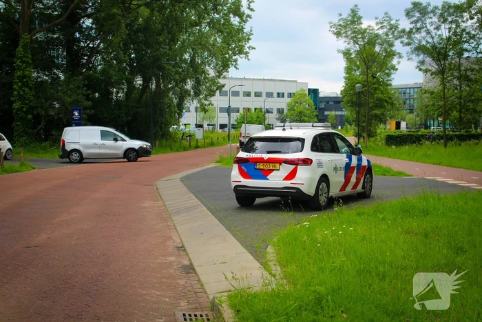 Brandweer reinigt oliespoor op wegdek
