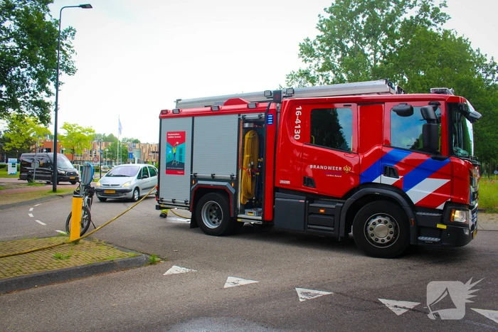 Brandweer reinigt oliespoor op wegdek