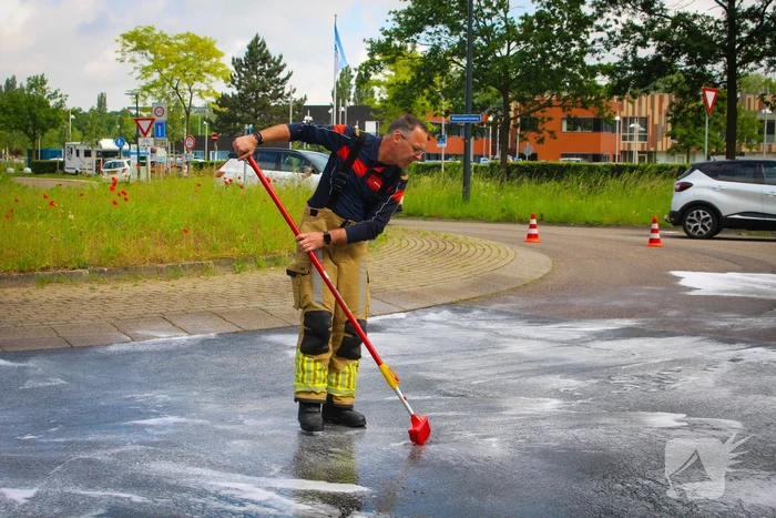 Brandweer reinigt oliespoor op wegdek