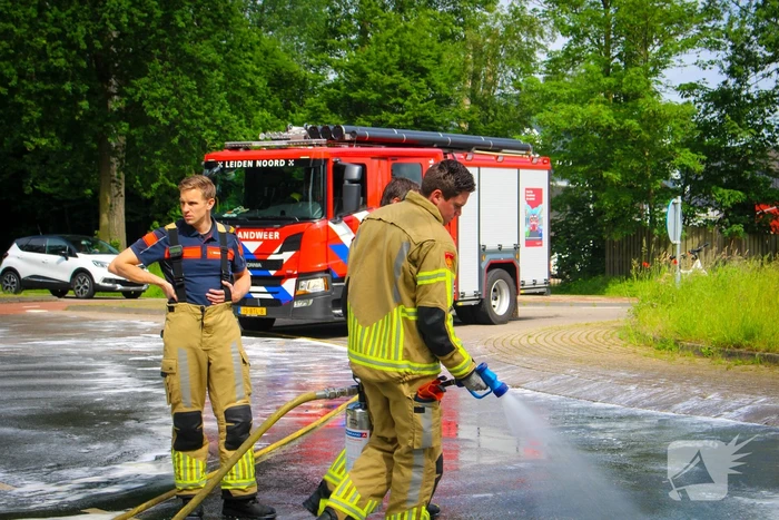 Brandweer reinigt oliespoor op wegdek