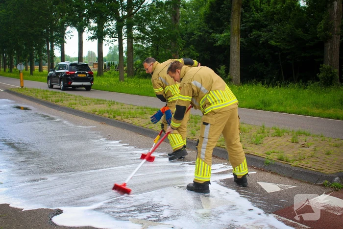 Brandweer reinigt oliespoor op wegdek