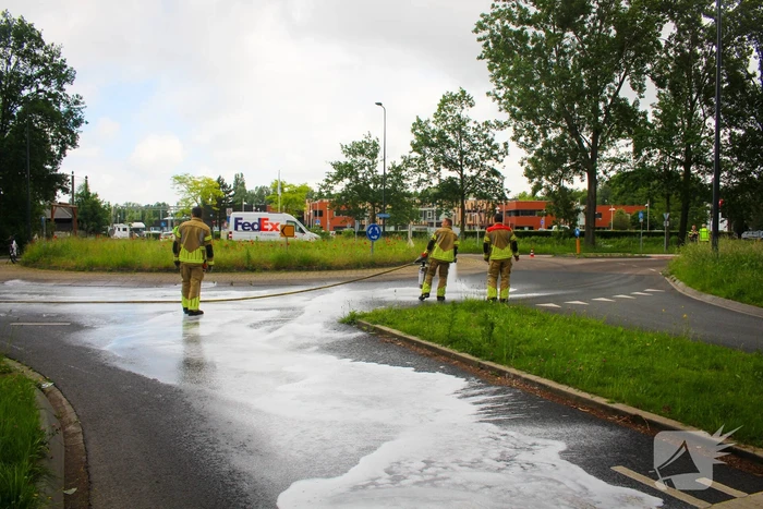 Brandweer reinigt oliespoor op wegdek