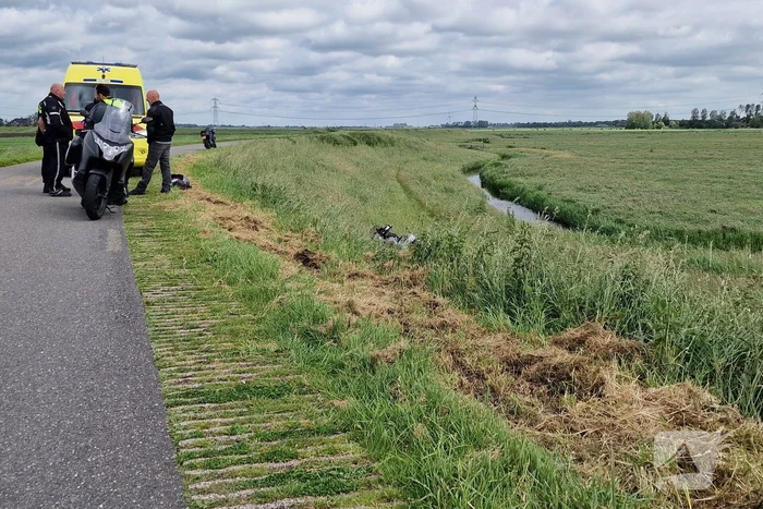 Motorrijder rijdt van dijk af en raakt gewond