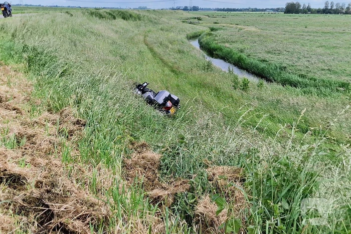 Motorrijder rijdt van dijk af en raakt gewond