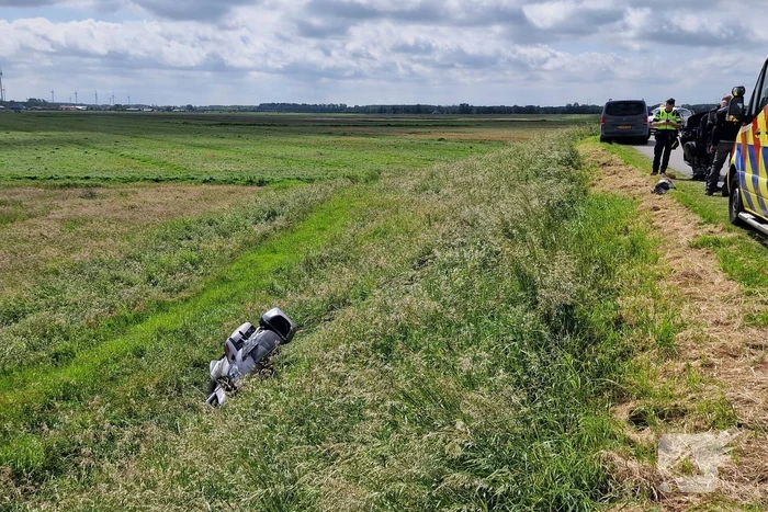 Motorrijder rijdt van dijk af en raakt gewond