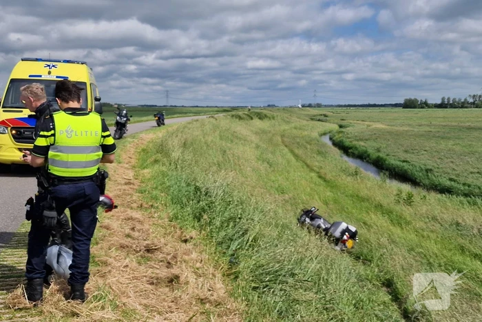 Motorrijder rijdt van dijk af en raakt gewond