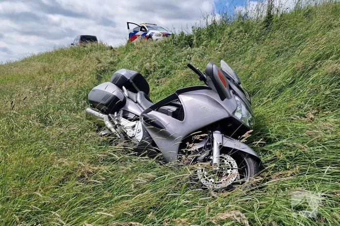 Motorrijder rijdt van dijk af en raakt gewond