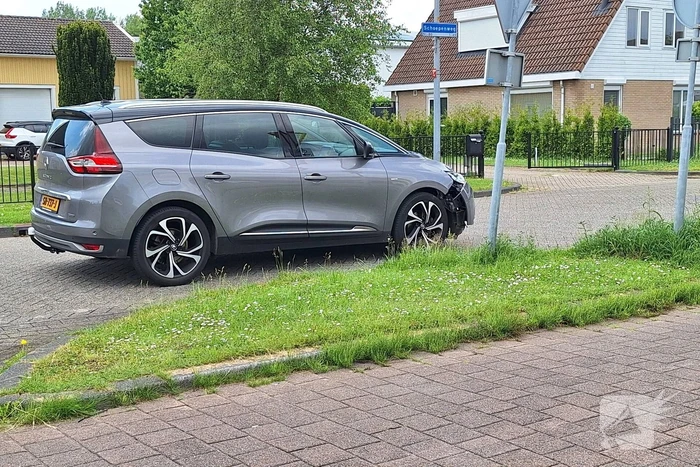 Schade na aanrijding tussen auto en scooter