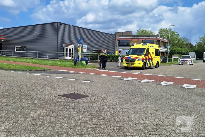 Schade na aanrijding tussen auto en scooter