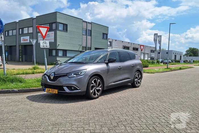 Schade na aanrijding tussen auto en scooter