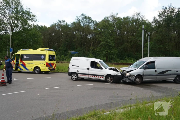 Twee bestelbussen botsen frontaal op elkaar