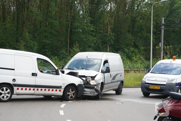 Twee bestelbussen botsen frontaal op elkaar