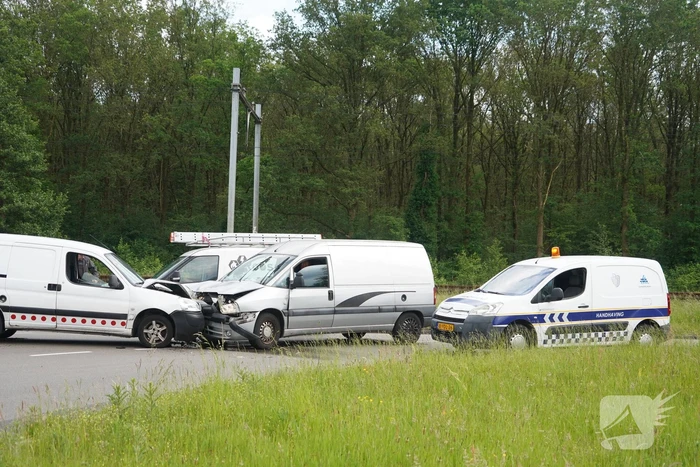 Twee bestelbussen botsen frontaal op elkaar