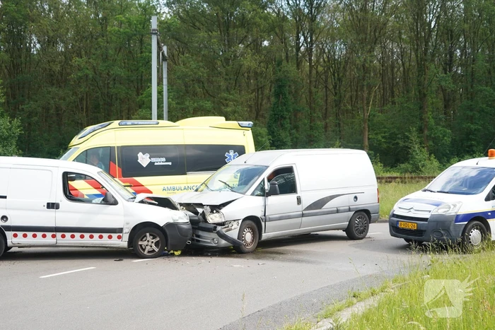 Twee bestelbussen botsen frontaal op elkaar