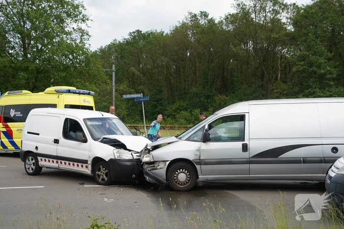 Twee bestelbussen botsen frontaal op elkaar