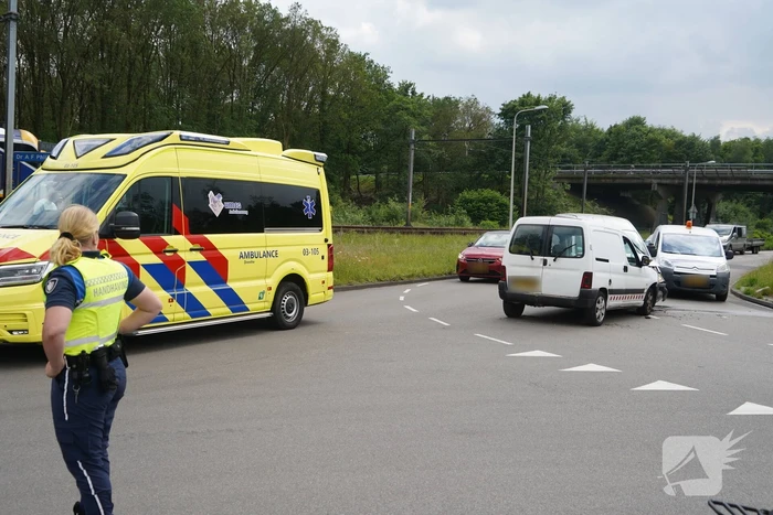 Twee bestelbussen botsen frontaal op elkaar