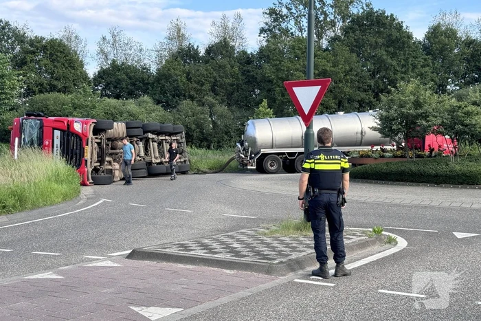 Vrachtwagencombinatie kantelt op rotonde