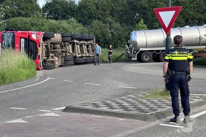 Vrachtwagencombinatie kantelt op rotonde