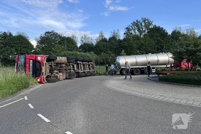 Vrachtwagencombinatie kantelt op rotonde