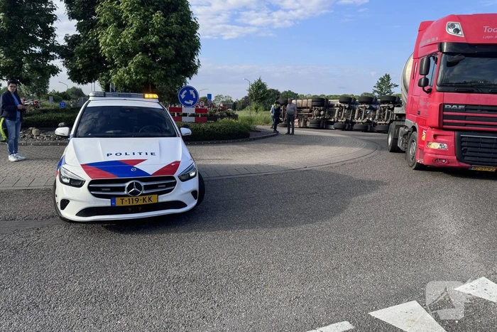 Vrachtwagencombinatie kantelt op rotonde