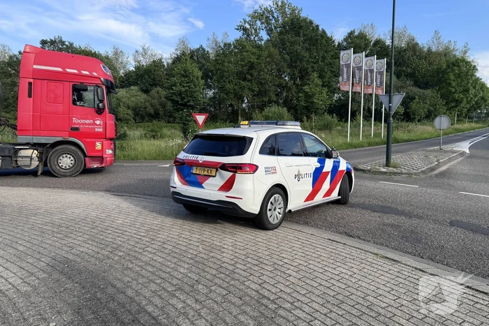 Vrachtwagencombinatie kantelt op rotonde