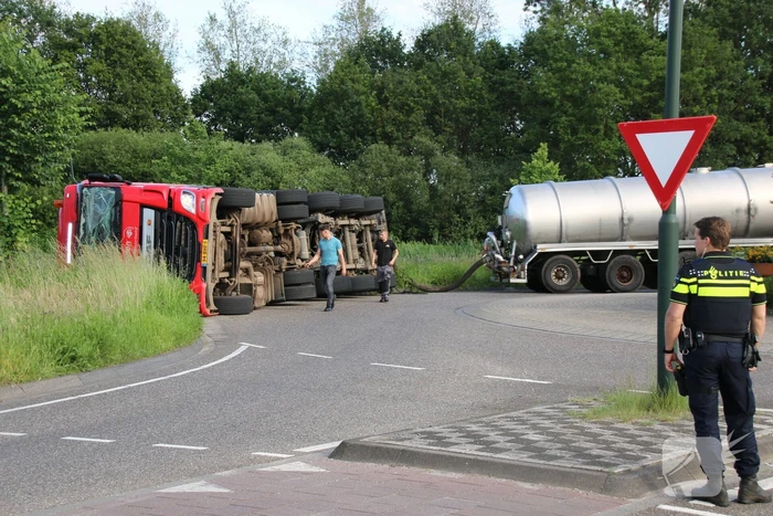Vrachtwagencombinatie kantelt op rotonde