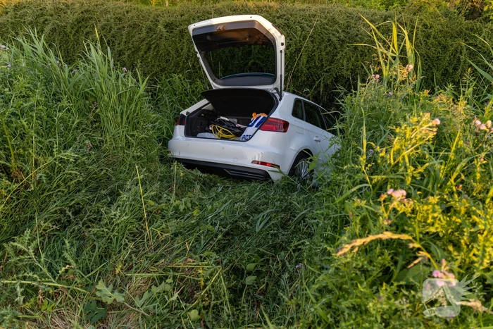 Omstander schiet te hulp wanneer auto te water raakt