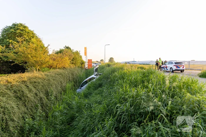 Omstander schiet te hulp wanneer auto te water raakt
