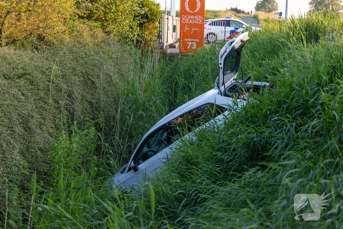 Omstander schiet te hulp wanneer auto te water raakt