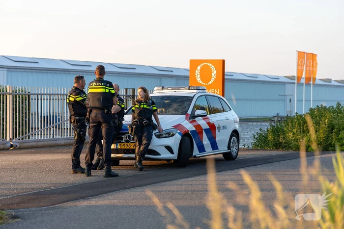 Omstander schiet te hulp wanneer auto te water raakt