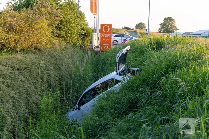 Omstander schiet te hulp wanneer auto te water raakt