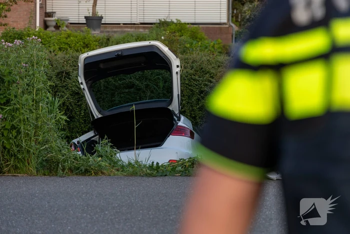 Omstander schiet te hulp wanneer auto te water raakt