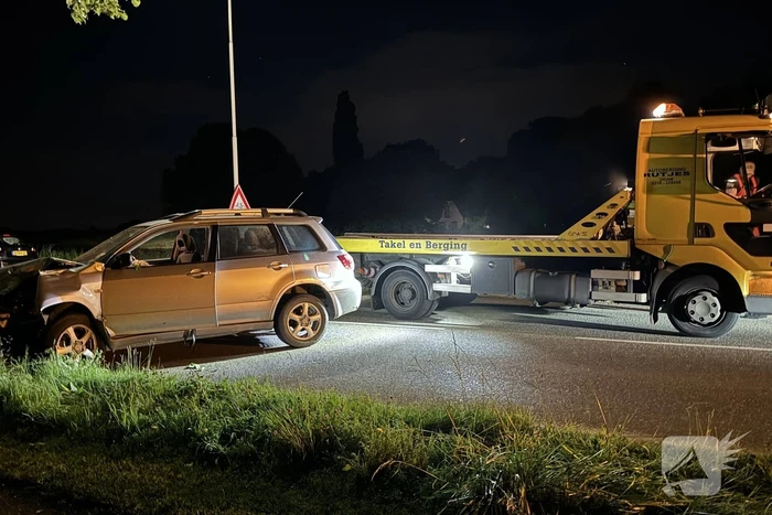 Automobilist raakt van de weg en klapt op boom