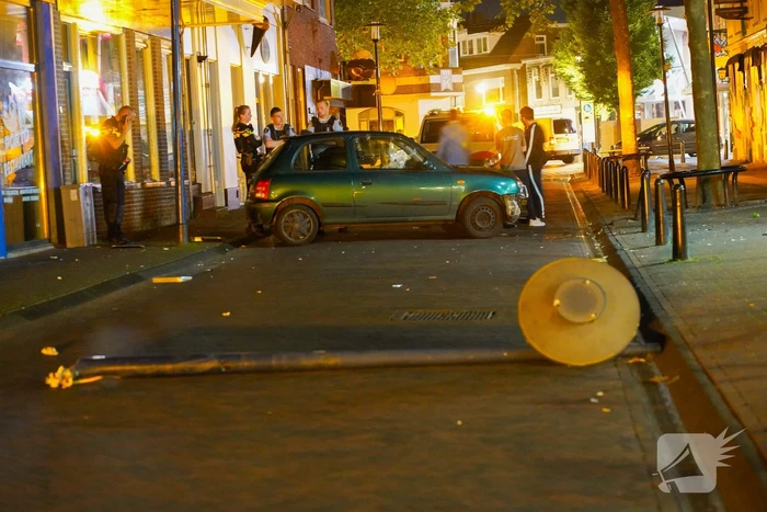 Automobilist rijdt tegen lantaarnpaal