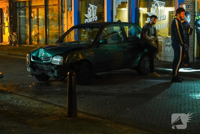 Automobilist rijdt tegen lantaarnpaal