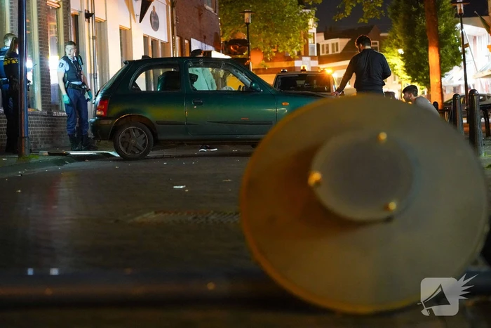 Automobilist rijdt tegen lantaarnpaal