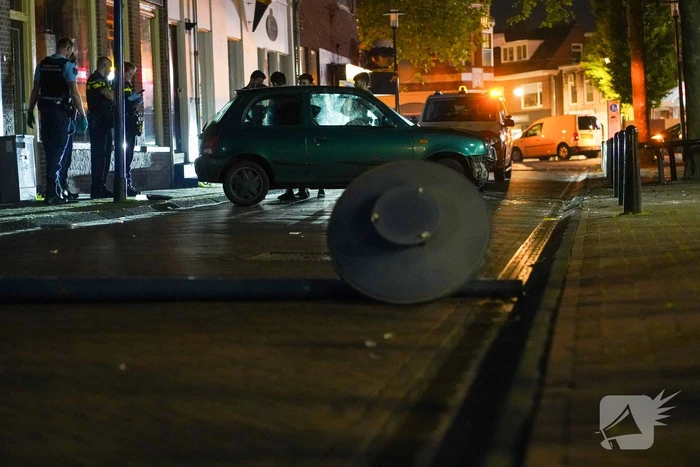 Automobilist rijdt tegen lantaarnpaal
