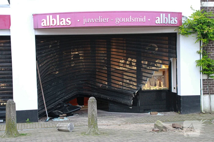 Veel schade na ramkraak bij juwelier