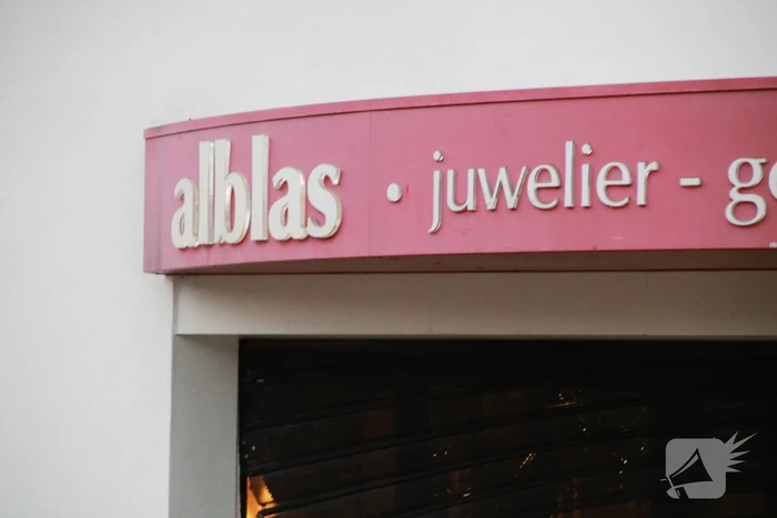 Veel schade na ramkraak bij juwelier