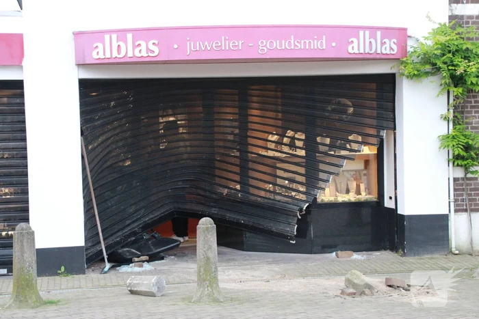 Veel schade na ramkraak bij juwelier