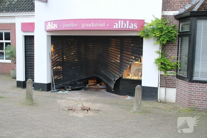 Veel schade na ramkraak bij juwelier