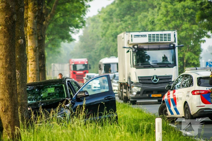 Automobilist eindigt tegen boom
