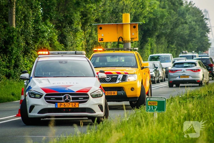 Automobilist eindigt tegen boom