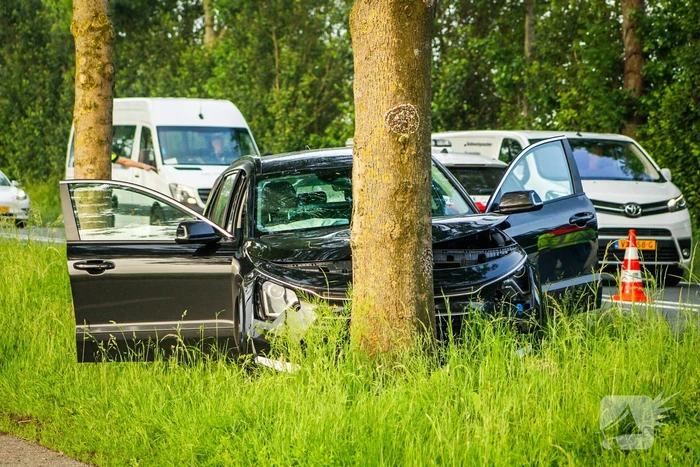 Automobilist eindigt tegen boom