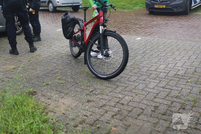 Fietser botst op uitparkerende auto